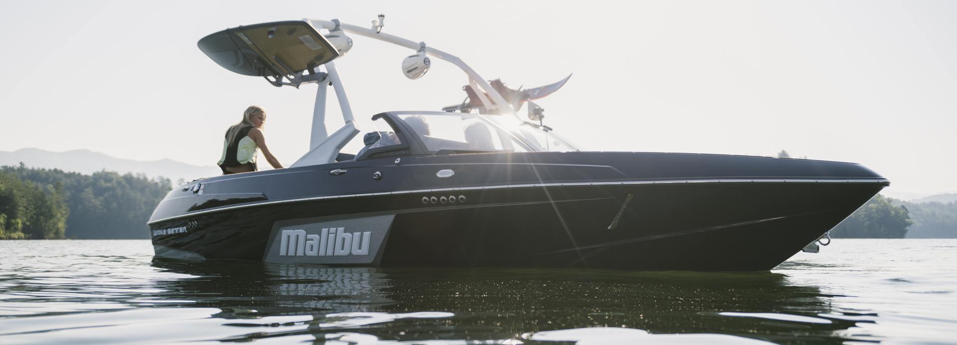 Офіційний сайт Malibu Boats, Axis Wake Україна. Катер для вейка, катер